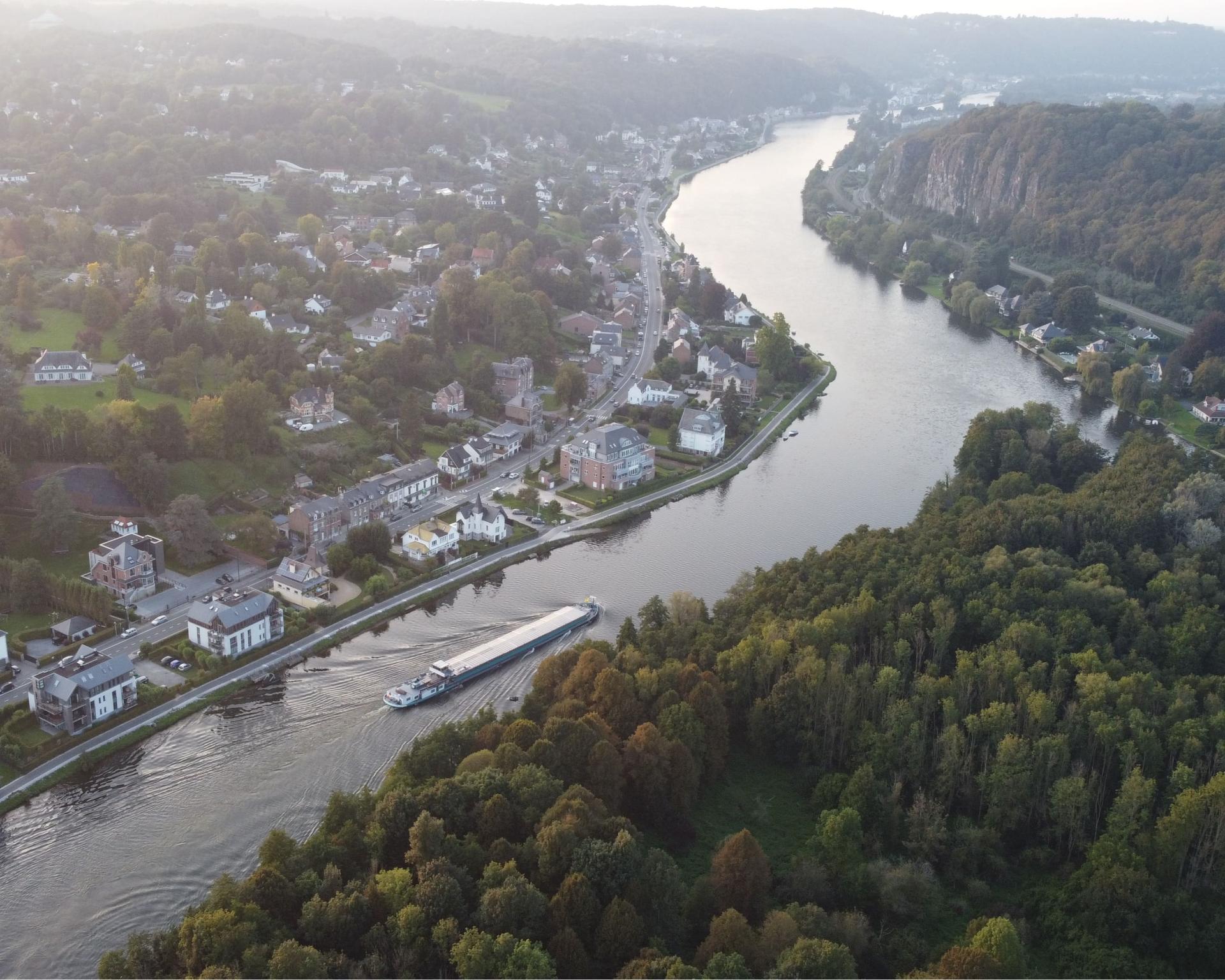 H drone la meuse romantique gite sur un bateau ile 1