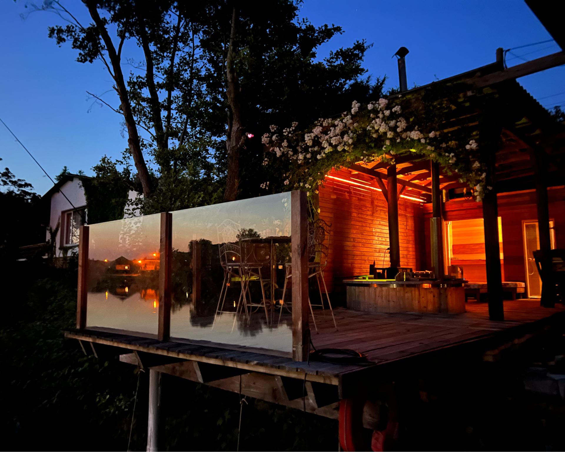 H la meuse romantique gite sur un bateau terrasse sunset