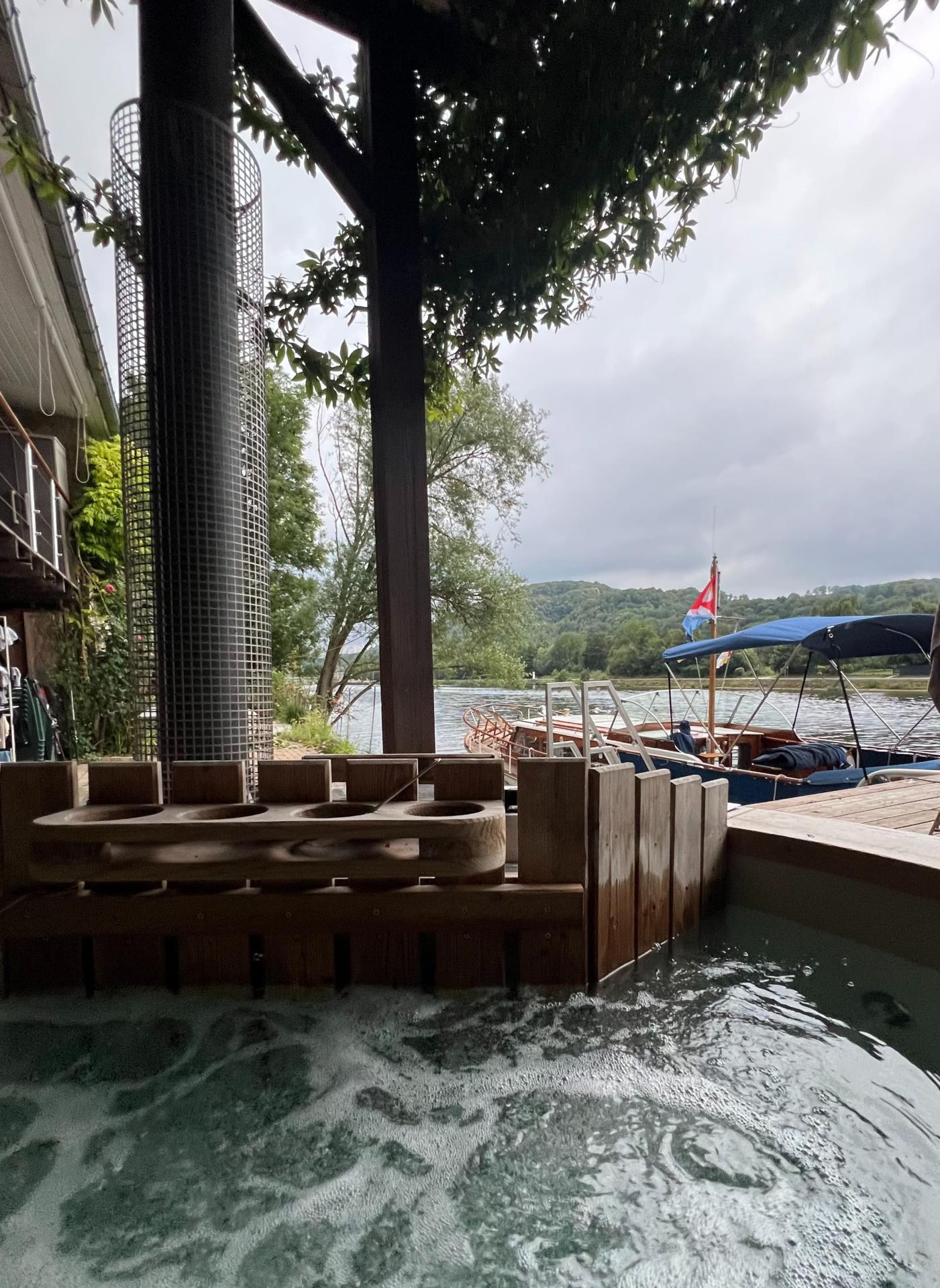 V la meuse romantique gite sur un bateau jacuzzi